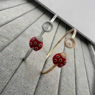 Pulseras de bangle abiertas con encanto de mariquita de esmalte rojo