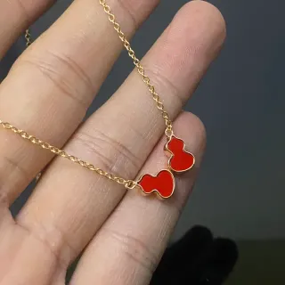 Collar con cadena roja y dorada y dos colgantes de esmalte en forma de calabaza