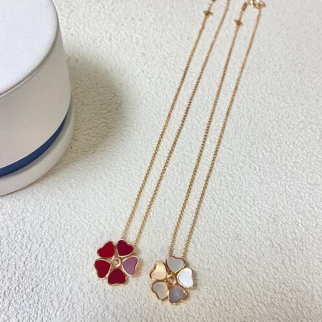Red Gold Flower-Shaped Pendant Petals Necklace 3