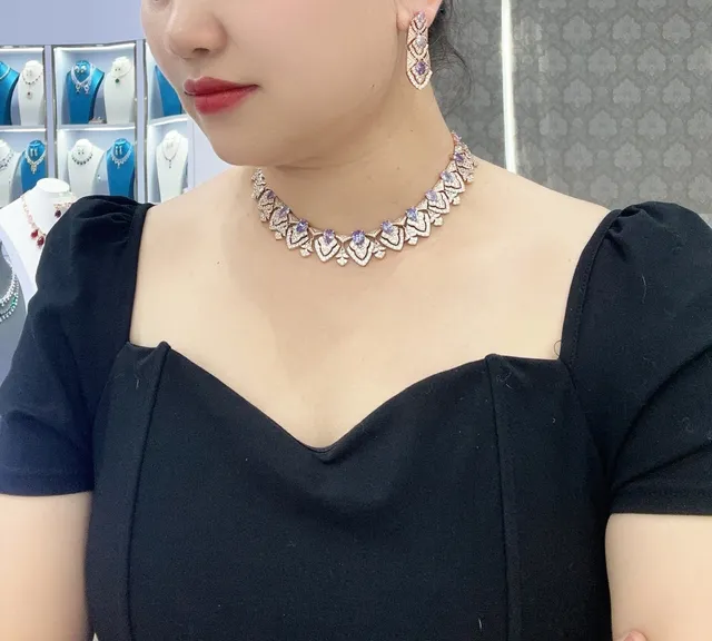 Collier Géométrique en Or Rose et Gemme Violette à Col Haut 3