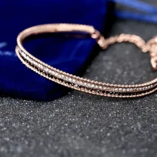 Pulsera pavé de tono oro rosa con múltiples filas de perlas