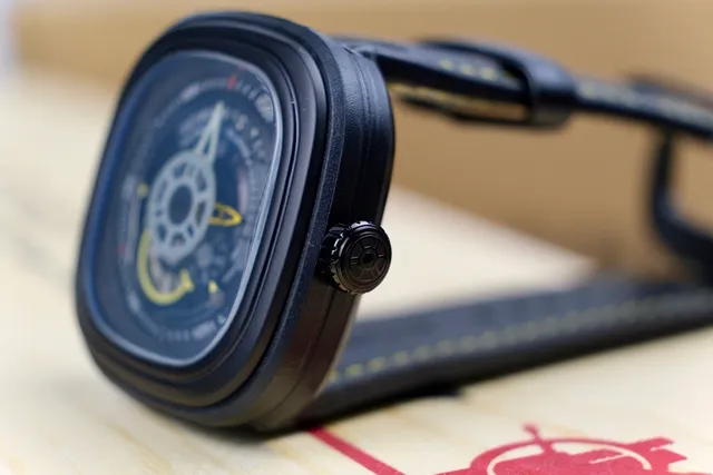 SevenFriday Industrial Series काली और पीली यांत्रिक घड़ी 4
