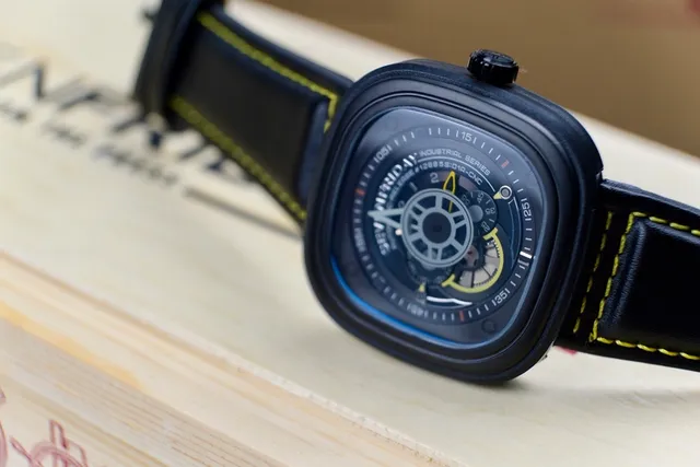 SevenFriday Industrial Series काली और पीली यांत्रिक घड़ी 7