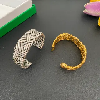 Pulseras de muñeca plateadas y doradas entrelazadas torcidas abiertas