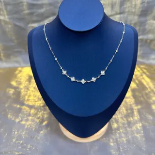 Colar com corrente prateada azul motivo floral em racimo
