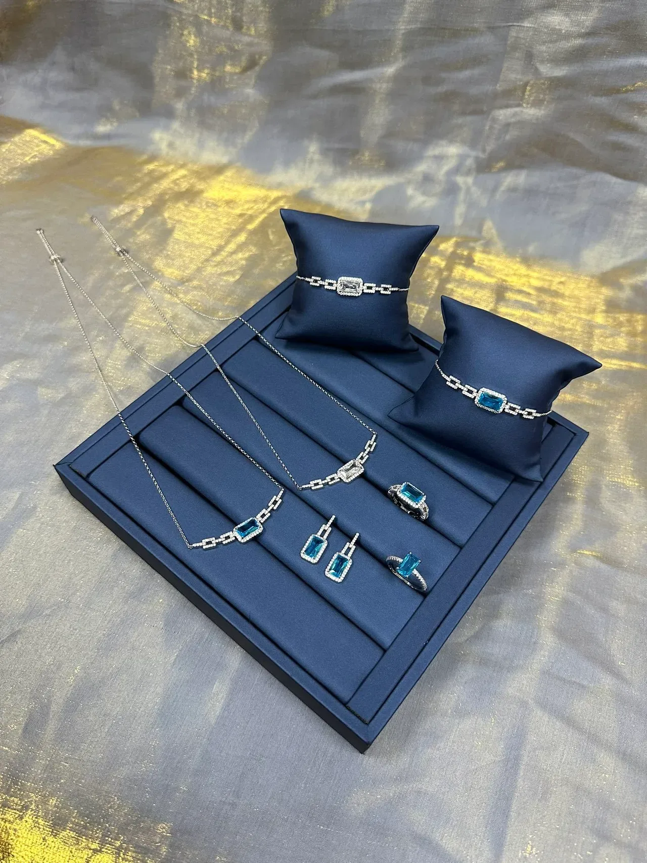 Silver Blue Pavé-Set Link Motif Rectangular Center Stone Necklace 8