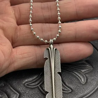 银羽毛造型吊坠刻有对角线条纹的项链