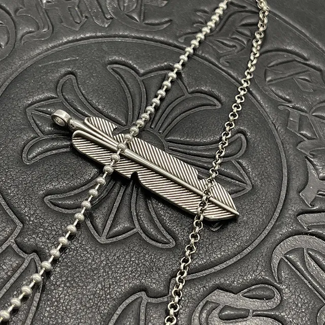 Silver Feather-Shaped Pendant Engraved Diagonal Striations Necklace 3