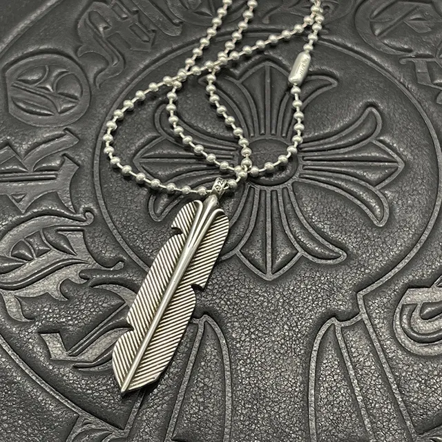 Silver Feather-Shaped Pendant Engraved Diagonal Striations Necklace 4