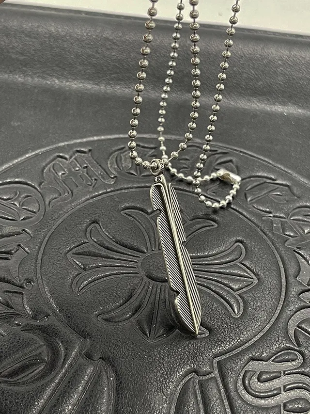 Silver Feather-Shaped Pendant Engraved Diagonal Striations Necklace 5