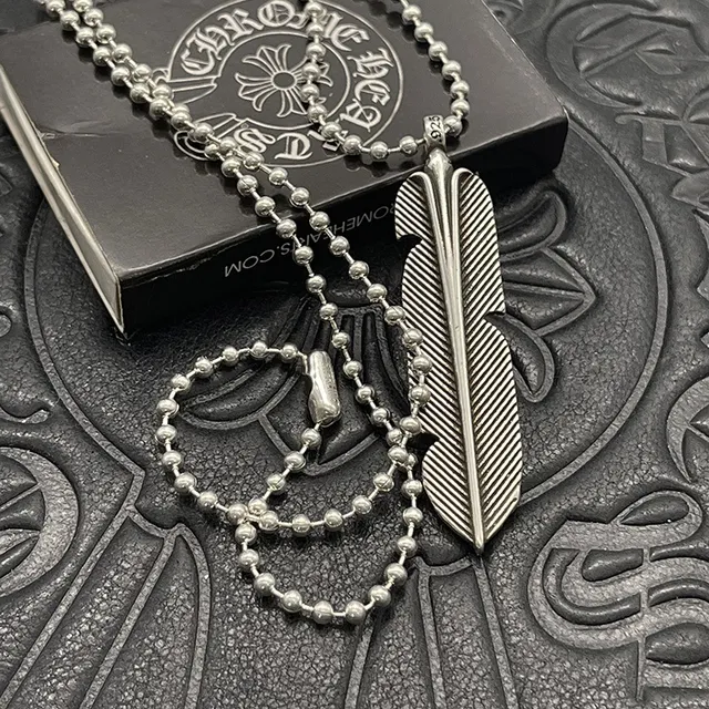 Silver Feather-Shaped Pendant Engraved Diagonal Striations Necklace 6