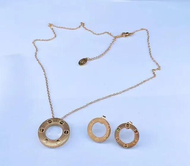Silver Gold Circular Open-Ring Pendant Radial Fluted Bezel Necklace 8
