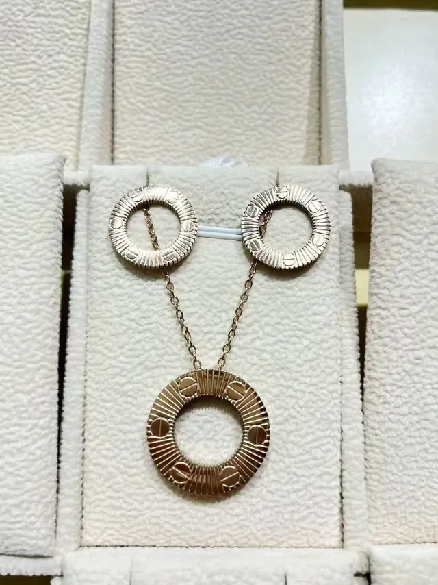 Silver Gold Circular Open-Ring Pendant Radial Fluted Bezel Necklace 10