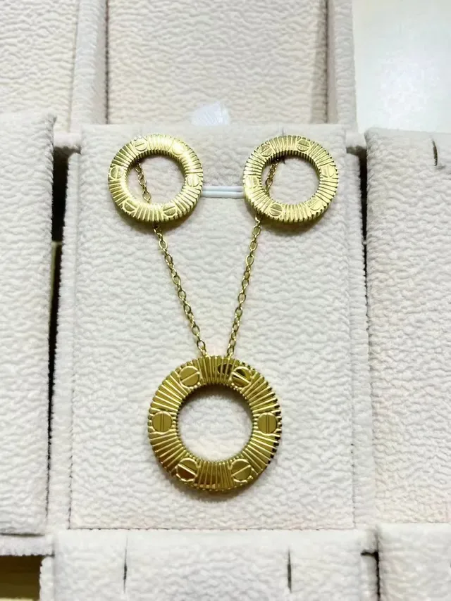 Silver Gold Circular Open-Ring Pendant Radial Fluted Bezel Necklace 11