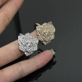 Anillo con motivo floral pavé de cristal en plata y oro