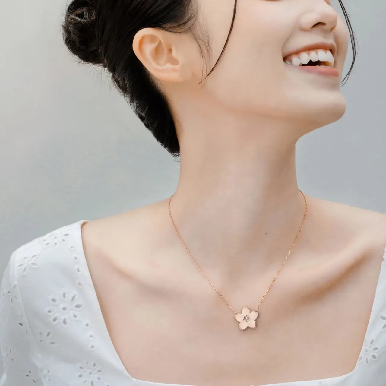Silver Gold Flower-Shaped Pendant Five-Petal Design Necklace 3