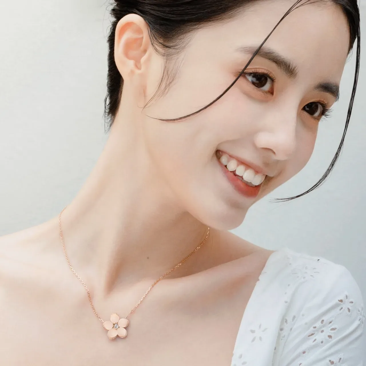 Silver Gold Flower-Shaped Pendant Five-Petal Design Necklace 4