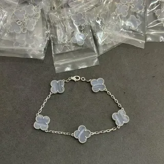 Pulsera de Cadena Plateada Gris con Cinco Encantos en Forma de Trébol