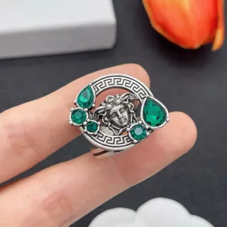 Anel de prata com motivo de cabeça de Medusa verde e borda de chave grega