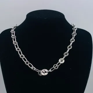 Colar com corrente de elos ovais de prata com charms circulares de logo