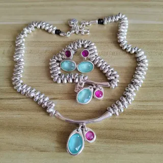Collar con cadena de eslabones enrollados plateados y rosados con piedras turquesa facetadas