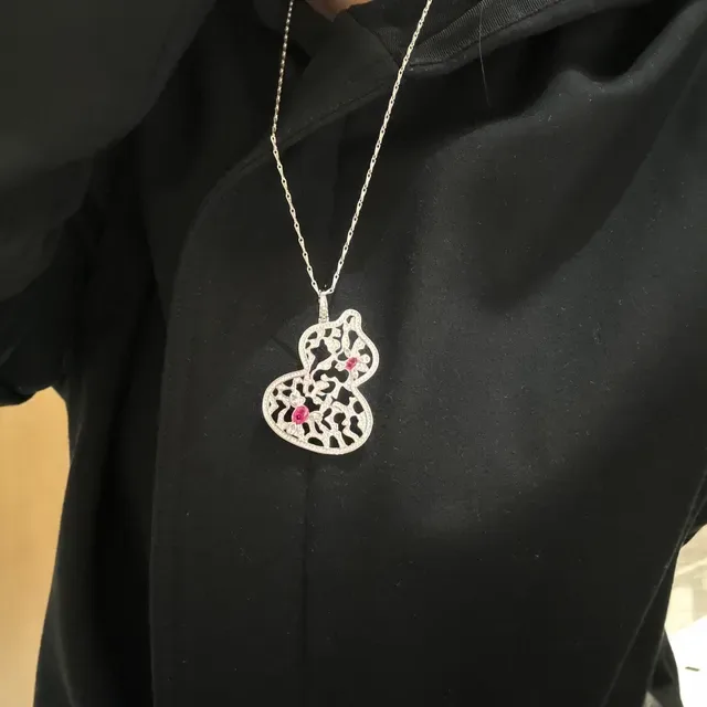 قلادة فضية بحلقة حمراء على شكل قلب معلقة Pavé-Set بحجارة شفافة 8