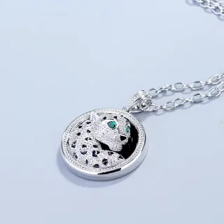 Collier avec pendentif en ton argent motif de panthère Pavé