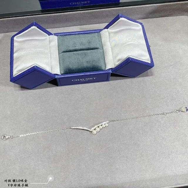 Silver-Tone V-Shaped Diamond Pavé and Graduated Pearl Bracelet 7