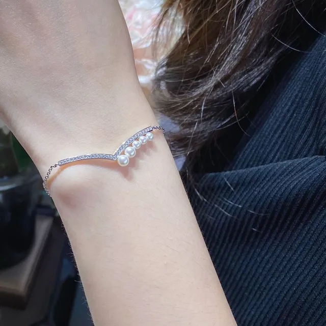 Silver-Tone V-Shaped Diamond Pavé and Graduated Pearl Bracelet 8