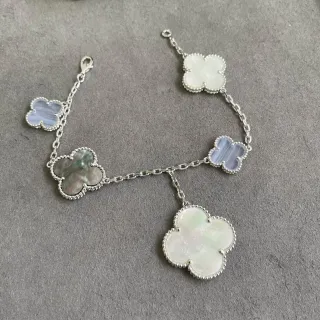 Pulseira de cinco clover de quatro folhas de madre-pérola com acabamento prateado