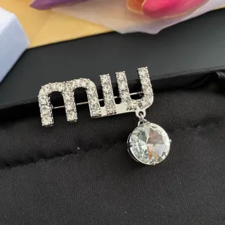 Broche de Pêndulo Prateado com Cristais Transparentes Adornado