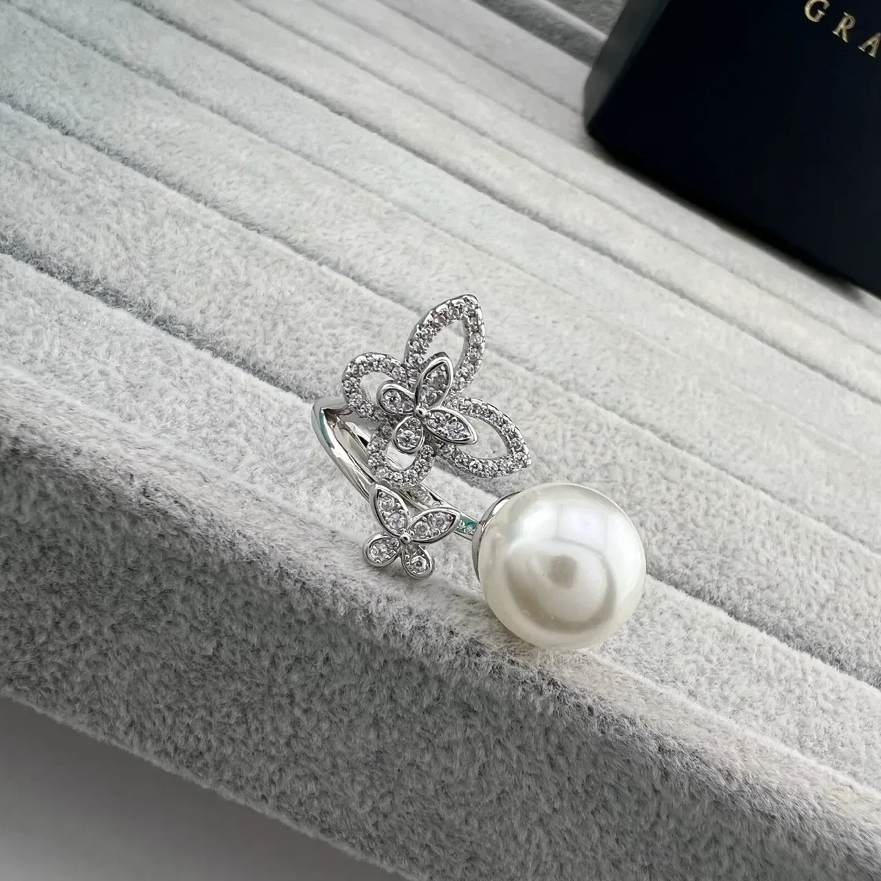 Silver White Butterfly Motif Pearl-Centered Earrings 2