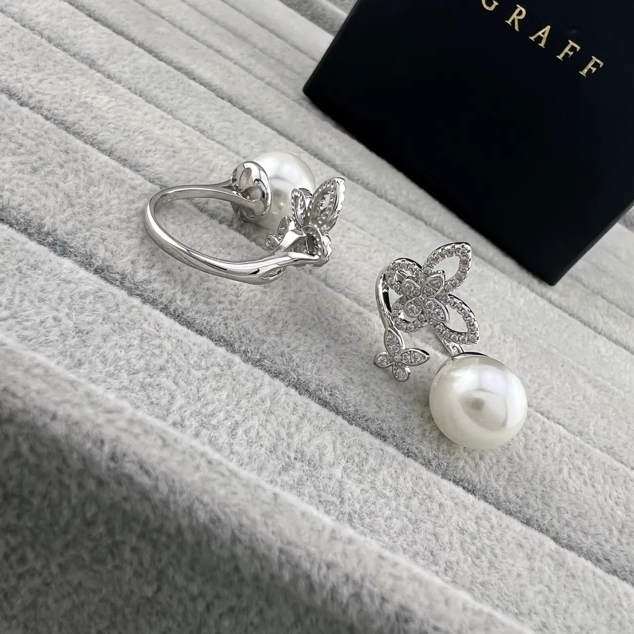 Silver White Butterfly Motif Pearl-Centered Earrings 4
