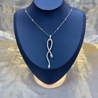 قلادة بتصميم ثعبان مزينة بحجارة Pavé-Set في حلقة لا نهائية