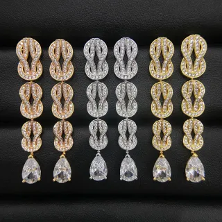 Brincos pendentes com nó triplo pavé e gota de pera