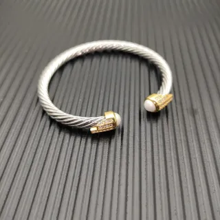 Pulsera de Cable Trenzado Dos Tonos con Extremos de Perla Pavé
