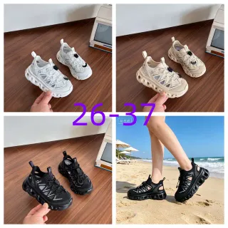 Sandales casuales en maille blanches et grises avec lacets toggle et semelle épaisse