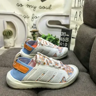 Zapatillas Blancas Azules Naranjas con Impresión Geométrica Perforadas con Cordones