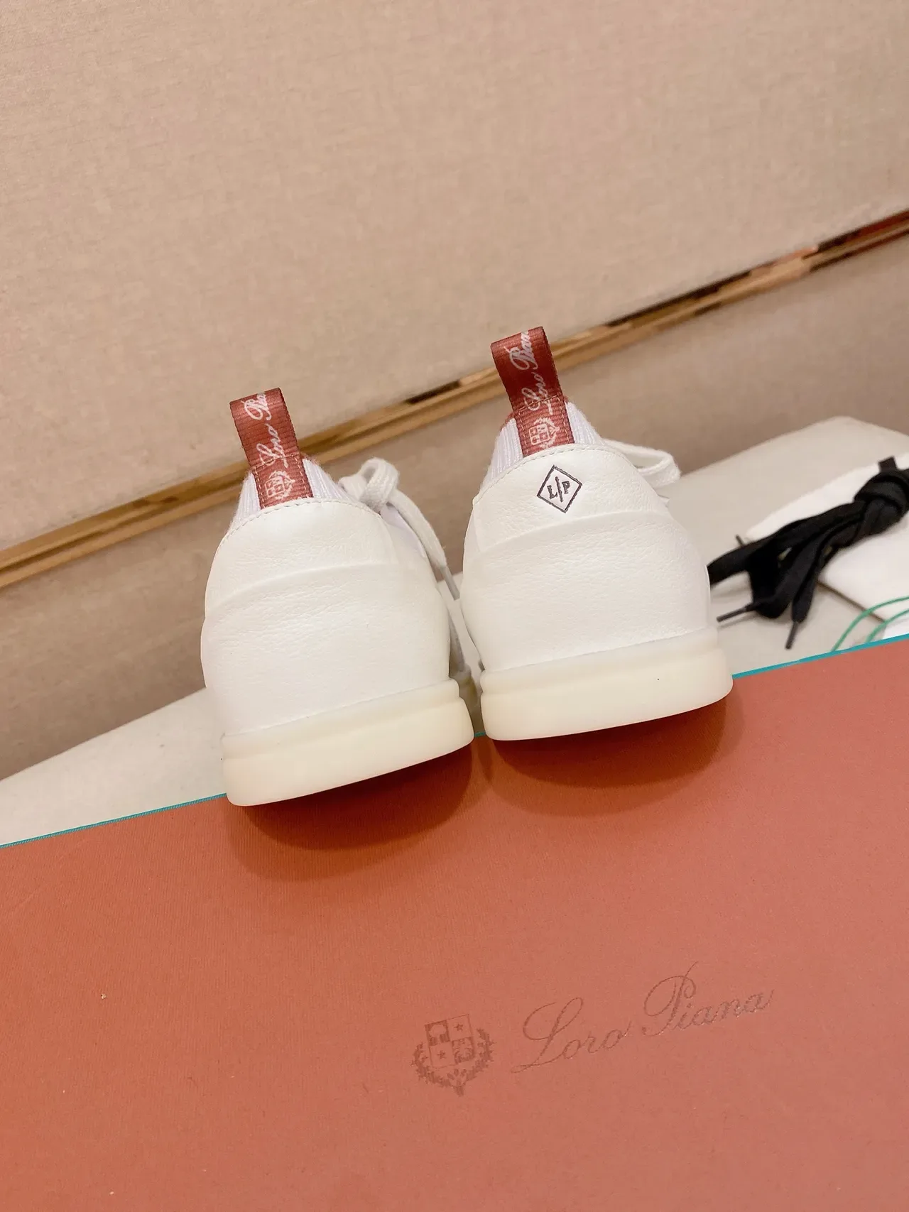 White Red Low-Top Knit Collar Sneakers 2