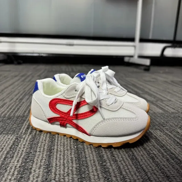 White Red Retro-Inspired Low-Top Sneakers 23