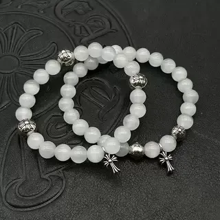 Pulsera de cuentas plateadas blancas y piedras translúcidas