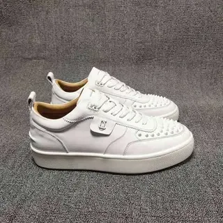 Zapatillas lifestyle blancas con tachuelas en la punta, low-top