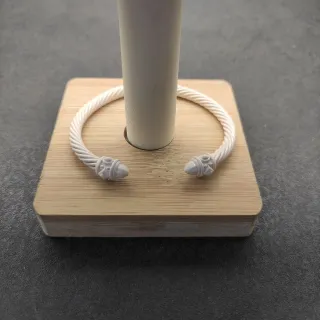 Pulsera de cable de cuerda retorcida blanca con tapas cónicas esculpidas