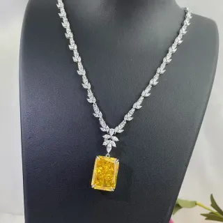 Collar con cadena de motivo de hojas en plata amarilla y colgante rectangular de corte esmeralda