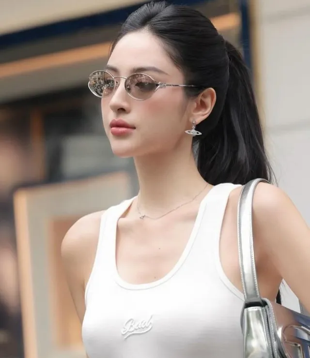 Gentle Monster Lunettes de soleil lentille ovale dorée noire cadre métal fin 3