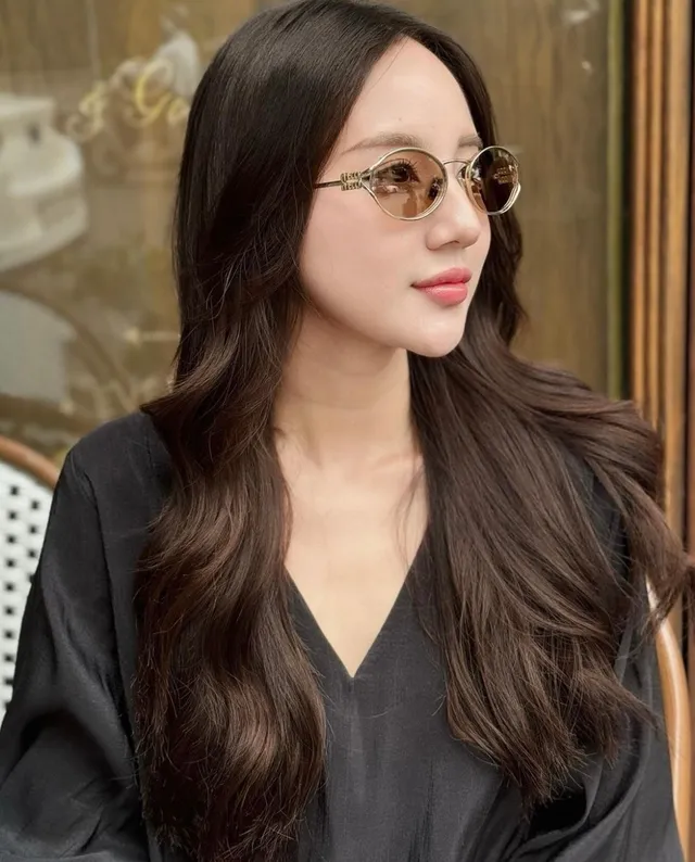 Gentle Monster Lunettes de soleil lentille ovale dorée noire cadre métal fin 4
