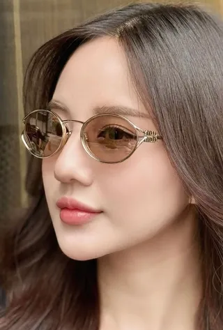 Gentle Monster Lunettes de soleil lentille ovale dorée noire cadre métal fin 5