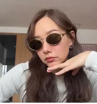 Gentle Monster Lunettes de soleil lentille ovale dorée noire cadre métal fin 8