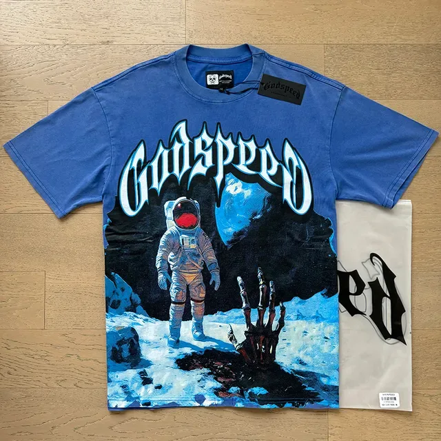 تي شيرت أزرق Godspeed بطباعة جرافيك رائد فضاء 6