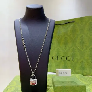 Gucci قلادة يد الحقيبة الصغيرة السلسلة الفضية الوردية بامبو